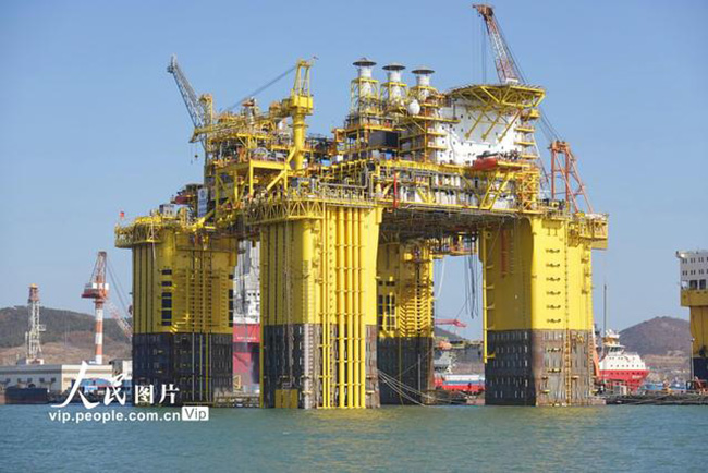 全球首座十萬噸級深水半潛（qián）式生產儲油平（píng）台“深海一號”能源站在山東煙台交付