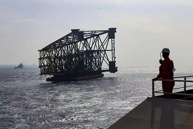 亞洲第（dì）一深水導管架“海基一號”海上安裝就位