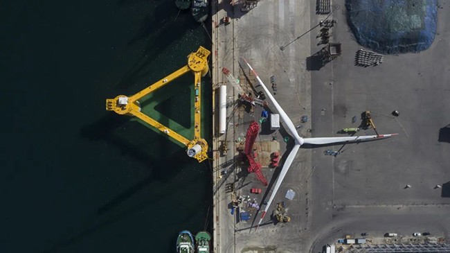 扶搖直上 築夢深藍——國內首台深遠海浮式風電裝備運抵湛江！