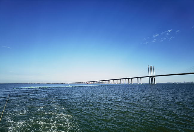 青島膠州灣海底管道浮拖安裝（zhuāng）工程順利完工