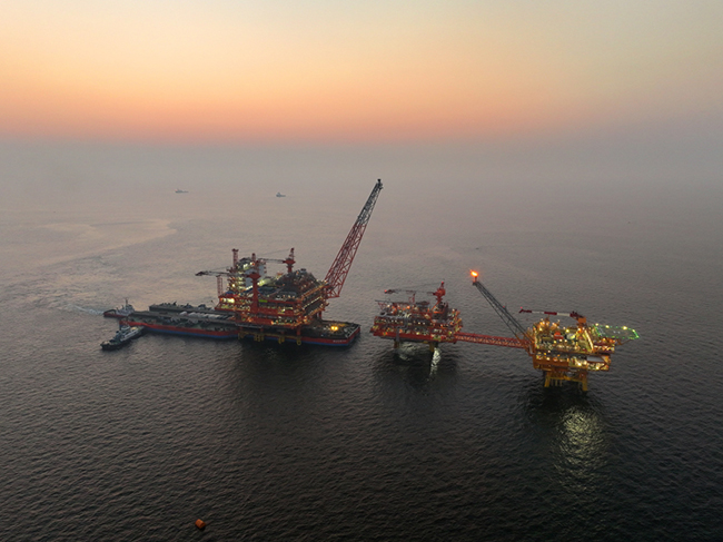 渤（bó）海首個千億立方米大（dà）氣（qì）田油氣平台完成海上安裝（zhuāng）
