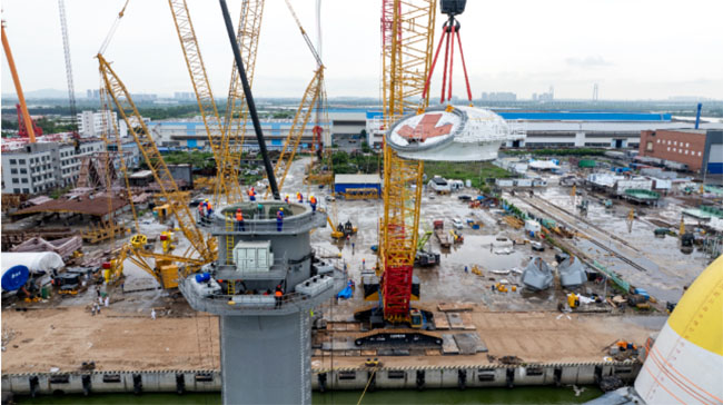 全球單機容量最大漂浮式風電平（píng）台吊裝塔筒（tǒng）