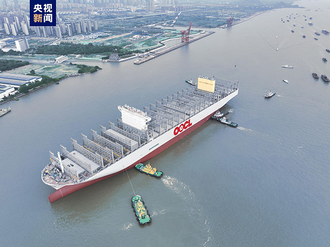 399.99米長！全球最大集裝箱船（chuán）完成出塢