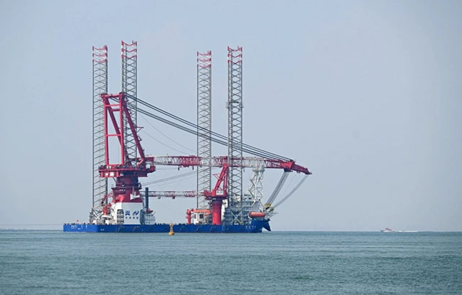 國內綜合性能最強的“第四代 ”海上風電施工平台（tái）“港航平5”開啟海試