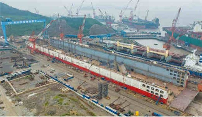 舟山中（zhōng）遠海運重工75000噸（dūn）舉力浮船塢順利實現（xiàn）大合攏節點