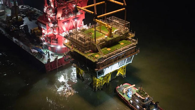 海南首座！三航局华能临高海上风电场项目（mù）海上升压站吊装圆满完成