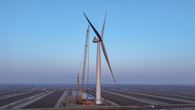 中國中車“啟航（háng）號”20MW漂浮式海上風電機組成（chéng）功吊裝