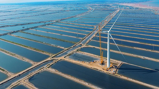 高鐵可靠性（xìng）基因賦能，中車株洲所（suǒ）12MW海上雙饋風電機（jī）組成功（gōng）吊裝