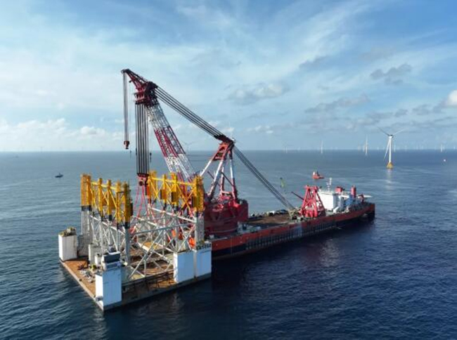“海上大力士”“振華（huá）30”輪完成國內（nèi）首個（gè）萬噸（dūn）級海（hǎi）上鋼結構安裝工程