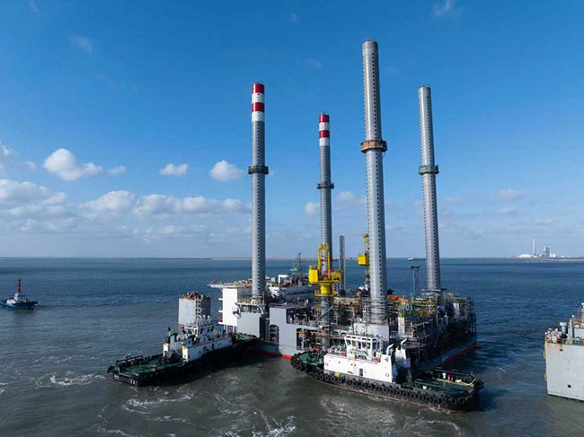 我國最（zuì）大的智能自安裝生產處（chù）理平台 “海洋石油166”成功下水測試