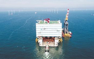 潮汐力托舉2.2萬噸（dūn）“鋼鐵巨屋” 世界最（zuì）大海上換流站落戶江蘇如東