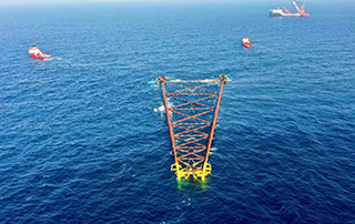 亞洲（zhōu）第一深水導管架“海基一號”海上安裝就位