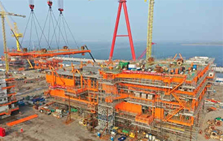 我國首個海洋油氣裝備“智能製造”項目上部組塊全麵封（fēng）頂