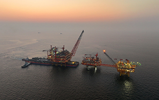 渤海首個千（qiān）億立方米大氣田油氣平（píng）台完成海上安裝