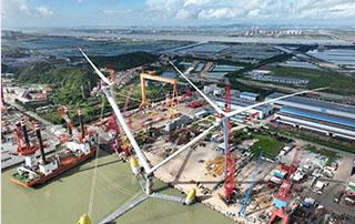 多（duō）項全球首創！全球單體容量最大漂浮式風（fēng）電平台“OceanX 明陽（yáng）天成號”吊裝完成（chéng）