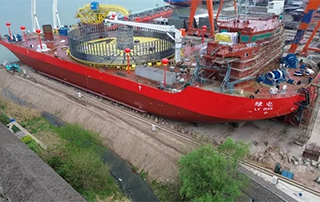 12000噸！國產最大載纜（lǎn）量（liàng）鋪纜船“綠電”號成功下水