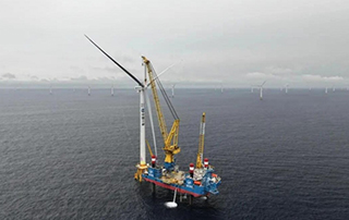 全球首個應（yīng）用±500kV柔性直流輸電技術海上風電項目實現首台風機吊裝