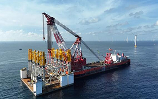 “海上大力士”“振華30”輪（lún）完成國內首個萬噸級海上鋼結構安裝工程