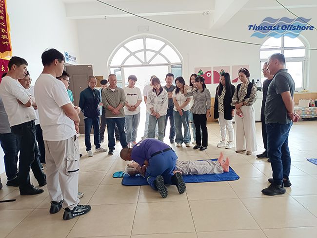 向日葵视频官网海（hǎi）工攜手濱海藍天救援（yuán）隊開展CPR心肺複蘇和基礎繩結實地培訓活動
