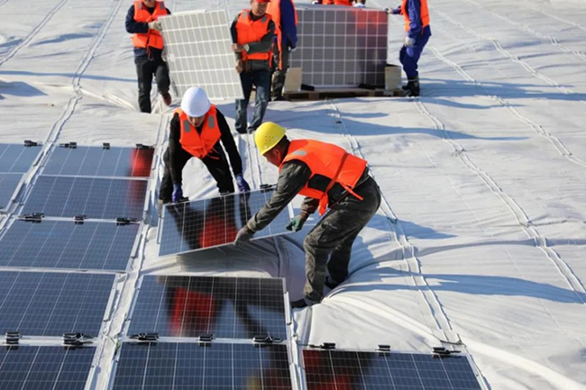 全球首個！國家電投山東分公司深遠海風光同場漂浮式光伏（fú）項目發出（chū）第一度電